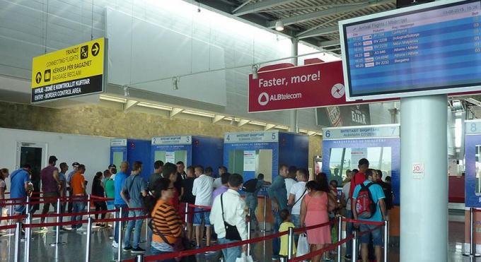 Fluksi i fluturimeve ajrore u rrit me 13 per qind: Trefishohen fluturimet me charter
